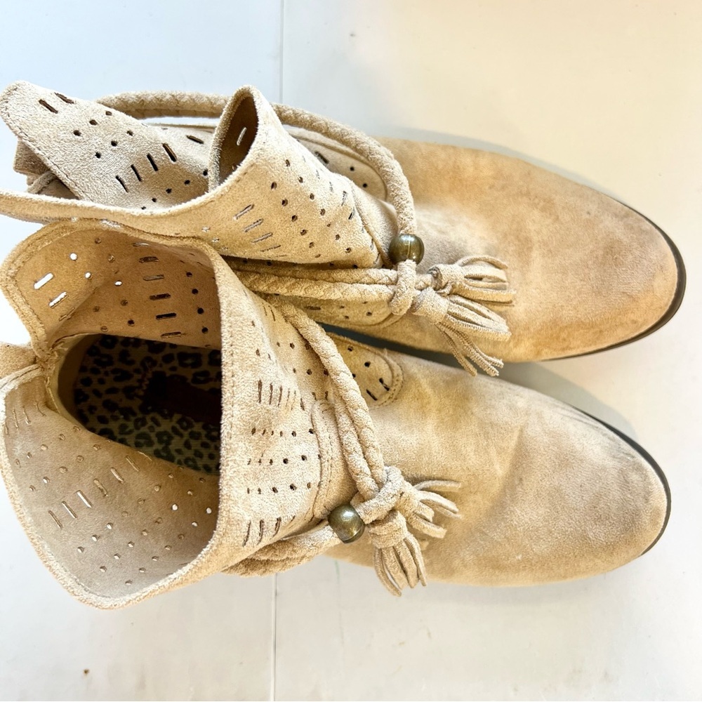 Billabong Beige Suede Ankle Boots with Tassels - Picture 4 of 12